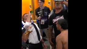 Emmanuel Macron et Iosefa Tekori boivent une bière dans le vestiaire toulousain le 28 juin 2025 au Stade de France