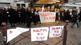 Manifestation de 200 avocats devant le palais de justice de Lille contre le projet de loi sur l'Aide juridictionnelle proposé par Christiane Taubira, Garde des Sceaux - 