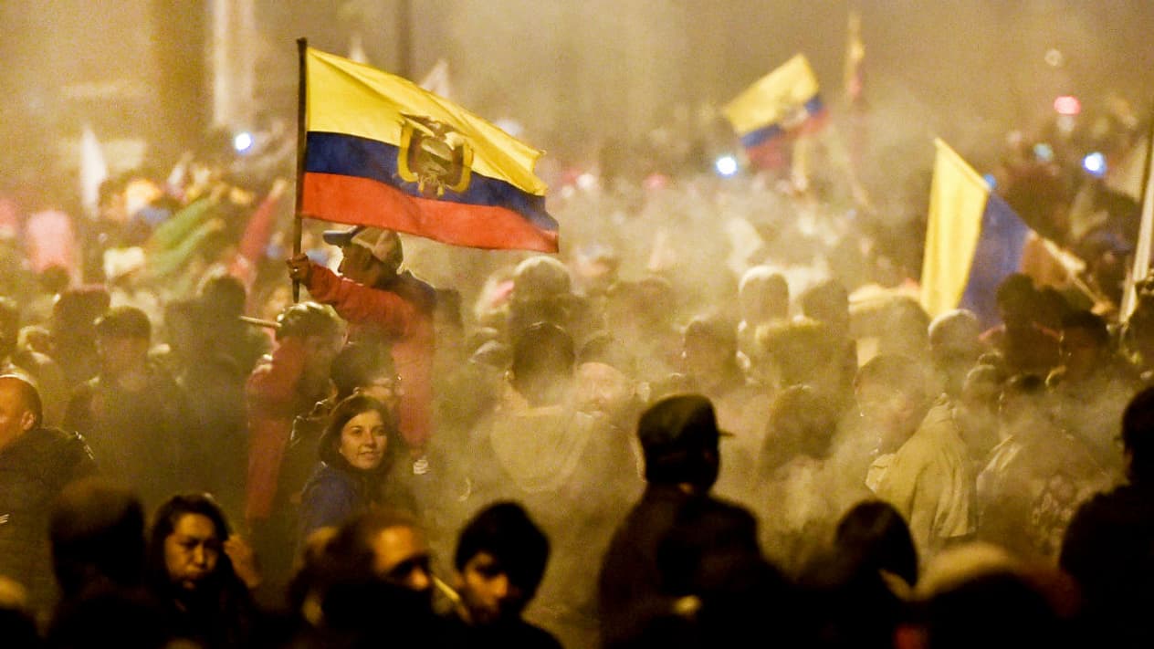 Le mouvement indigène célèbre le retrait d'un décret sur la hausse des carburants à Quito, en Equateur, le 13 octobre 2019 Le mouvement indigène célèbre le retrait d'un décret sur la hausse des carburants à Quito, en Equateur, le 13 octobre 2019