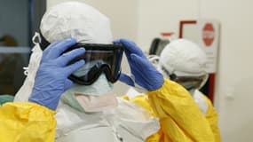 Des volontaires de la Croix Rouge se préparent à gérer des cas d'Ebola, à Paris, le 19 novembre 2014 (image d'illustration).