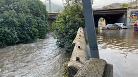 De fortes pluies et des inondations touchent le sud-est de la France ce lundi.