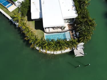 Vue d'une villa de luxe à Miami avec sa piscine et son ponton.