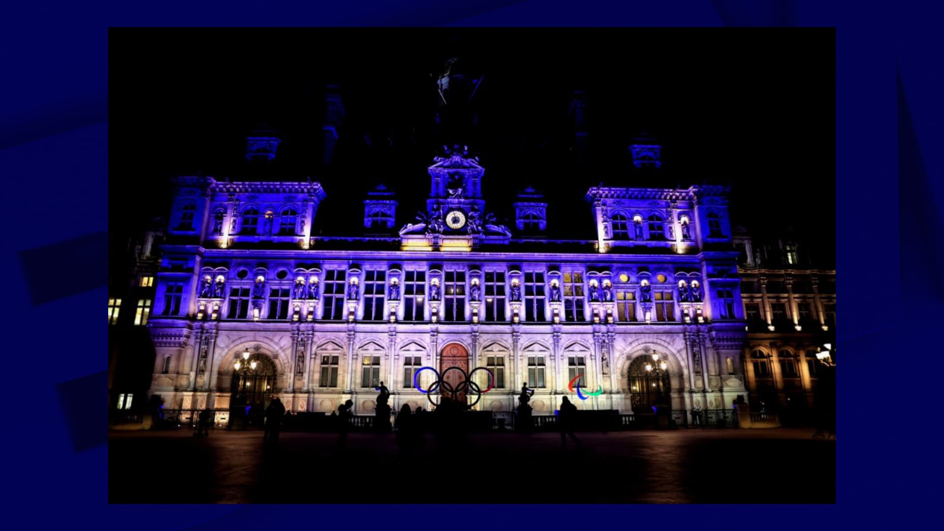 Drapeau De L Ukraine Sur L Hotel De Ville De Paris Jpg