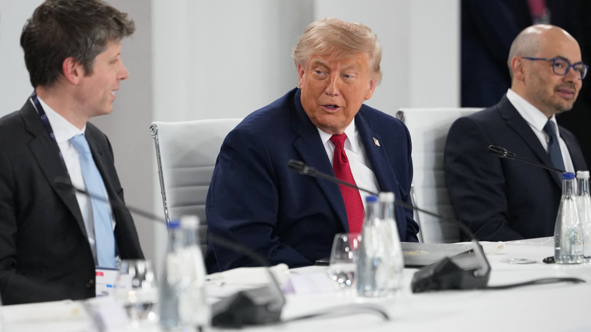 Trump yönetimi ABD'deki yapay zekayı daha sıkı kontrol altına alıyor, Çin ise son modelleriyle ABD'yi takip ediyor