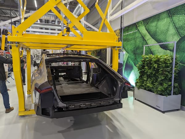 On the Lightyear 0 assembly line, advanced technologies and green plants.
