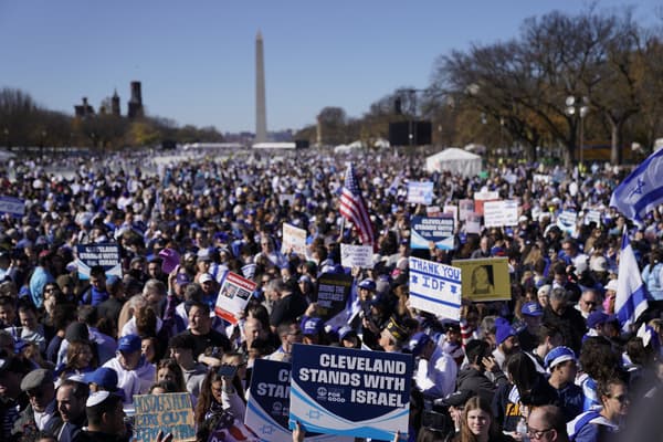 Des manifestants en faveur d'Israël se rassemblent pour dénoncer l'antisémitisme et appeler à la libération des otages israéliens, sur le National Mall à Washington, DC, le 14 novembre 2023.