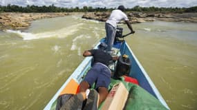 Une pirogue sur le fleuve Maroni en Guyane, le 6 novembre 2024. (Illustration)