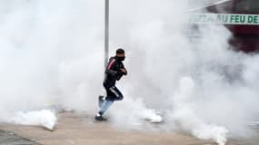 Des gaz lacrymogènes ont été lancés lors des violences qui ont éclaté en marge de la marche blanche organisée en hommage à Nahel, à Nanterre, jeudi 29 juin 2023.
