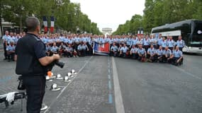 Les pompiers de Paris rendent hommage au caporal-chef Dorian Damelincourt, le 14 juillet 2023 sur les Champs-Élysées.