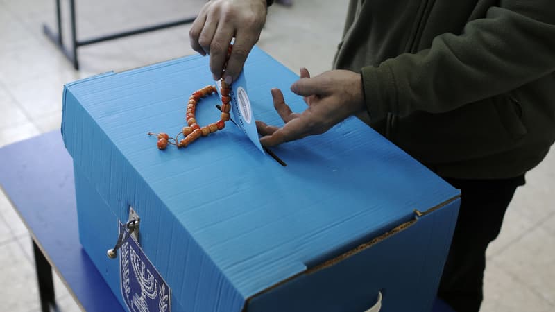 Un Arabe Israélien vote à Umm al-Fahm, le 17 mars 2015