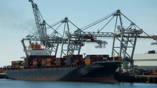 Un cargo porte-conteneurs dans le port du Havre, le 14 avril 2022 dans le nord-ouest de la France
