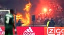 Une banderole a pris feu lors du match Ajax-Feyenoord. 