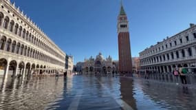 "Acqua Alta" à Venise: les images de la place Saint-Marc sous les eaux, la basilique protégée par des barrières