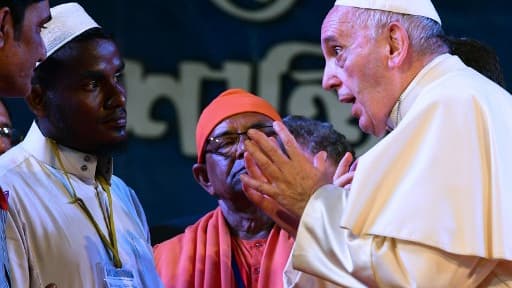 Le pape François dialogue avec des Rohingyas, le 1er décembre 2017