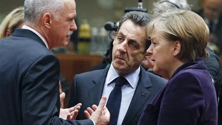 Le Premier ministre grec Georgios Papandreou, avec le Président français Nicolas Sarkozy et la Chancelière allemande Angela Merkel, à Bruxelles en février.
