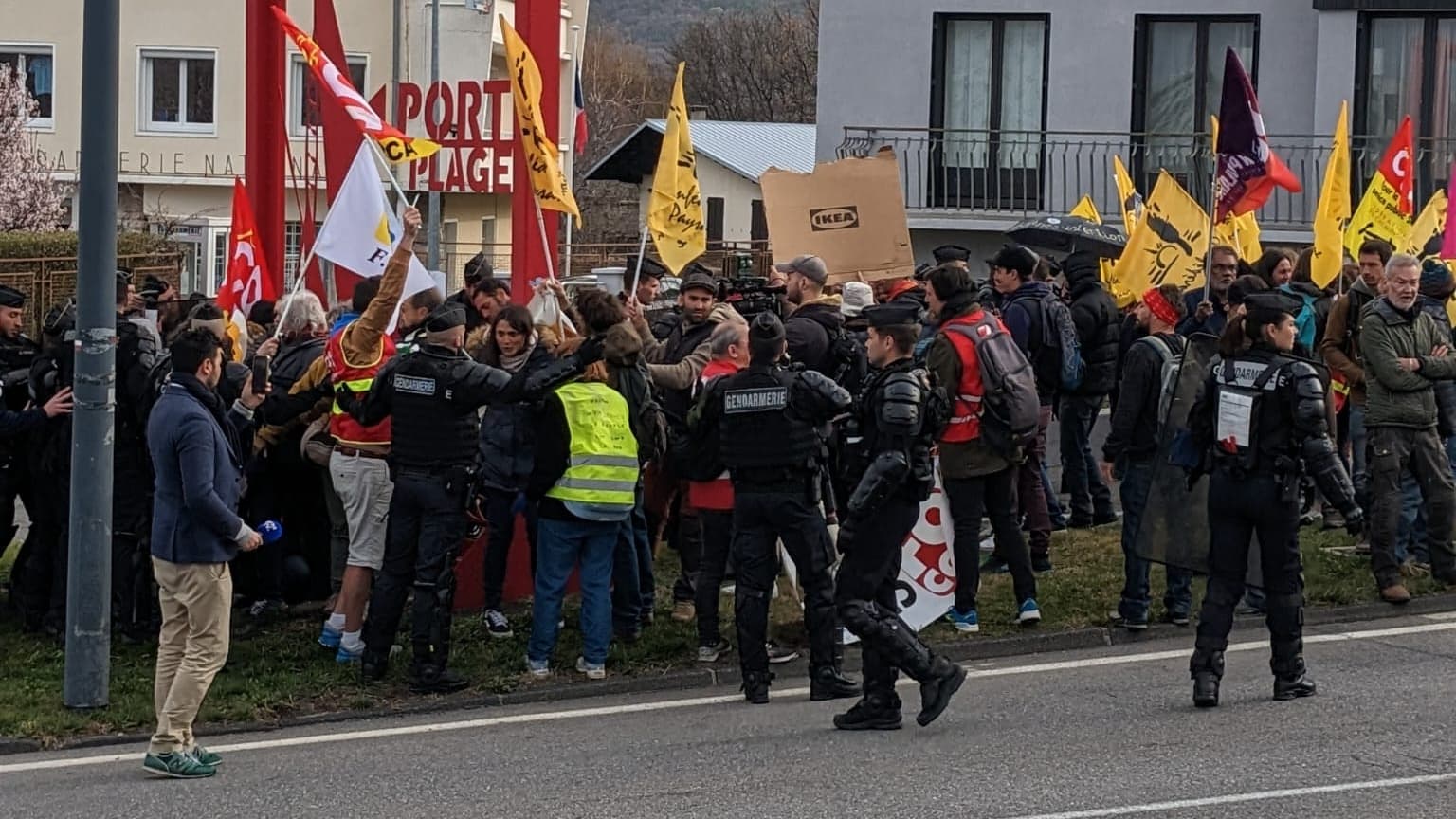 Des manifestants à Savines-le-Lac
