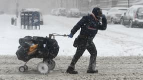 Un facteur sous la neige dans les rues de New-York, le 4 janvier 2018