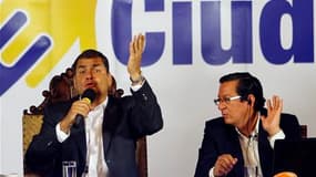 Lors de son allocution télévisée hebdomadaire, samedi, le président équatorien Rafael Correa (à gauche) a promis de purger la police des éléments à l'origine de la mutinerie de jeudi et d'enquêter sur les agissements de ses opposants, qu'il accuse d'avoir