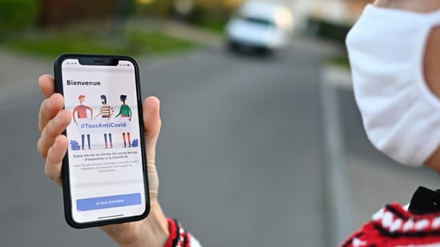 La nouvelle application "TousAntiCovid" sur un smartphone, le 22 octobre 2020 à Rennes