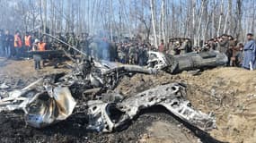 Les soldats pakistanais autour de l'épave d'un avion indien abattu le mercredi 27 février 2019.