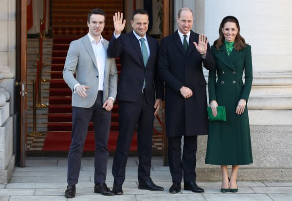 Leo Varadkar (deuxième en partant de la gauche) et son compagnon Matthew Barrett (à gauche), aux côtés du Prince William et de Kate Middleton