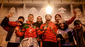 Des supporters célèbrent la victoire du Maroc en quart de finale de la Coupe du monde au Qatar face au Portugal sur les Champs-Élysées à Paris, le 10 décembre 2022