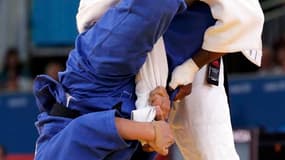 La judoka française Audrey Tcheuméo s'est qualifiée jeudi pour les demi-finales des Jeux olympiques dans la catégorie des moins de 78 kg en battant la Chinoise Xiuli Yang (en bleu), championne olympique en titre. /Photo prise le 2 août 2012/REUTERS/Toru H