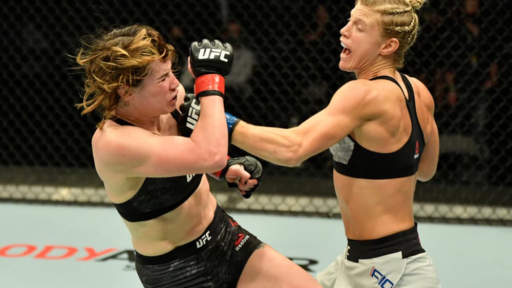 Manon Fiorot (à droite) lors de ses débuts victorieux à l'UFC contre Victoria Leonardo Manon Fiorot (à droite) lors de ses débuts victorieux à l'UFC contre Victoria Leonardo