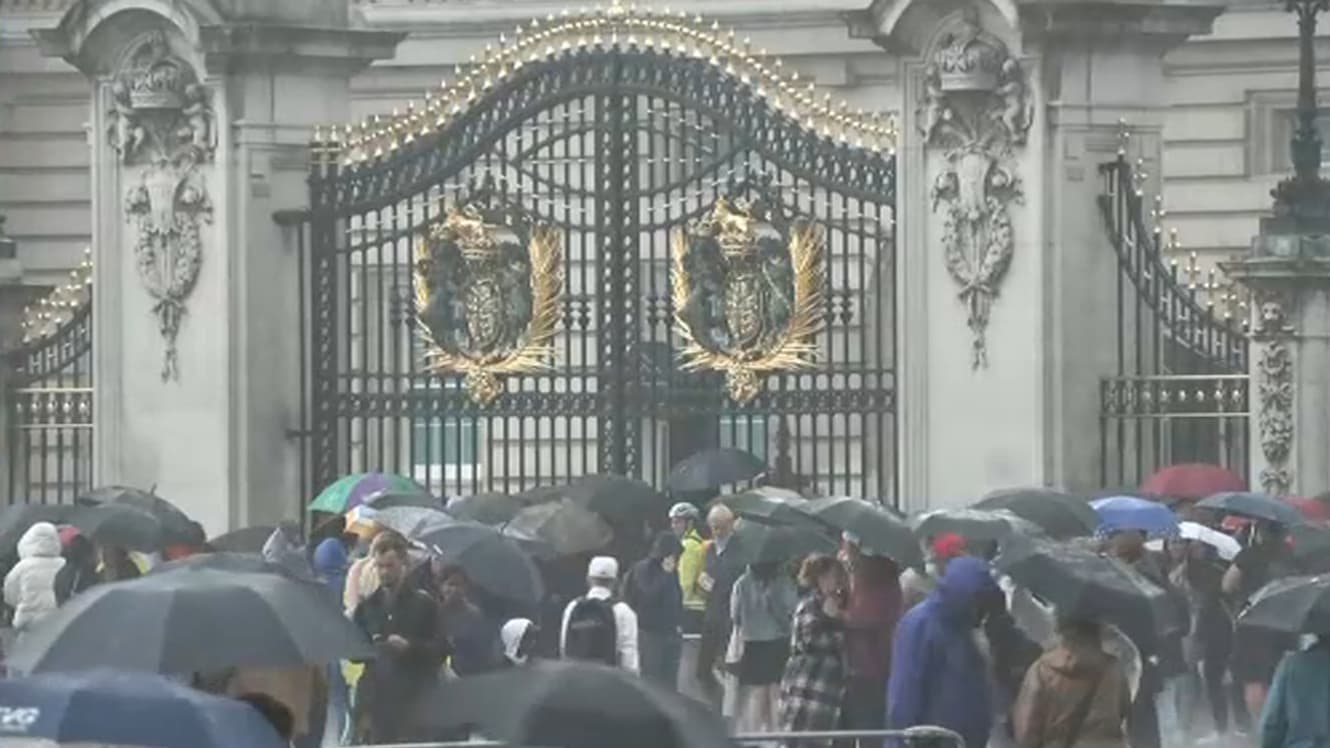 La foule devant Buckingham Palace après l'annonce des problèmes de santé d'Elizabeth II, le 8 août 2022