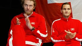 Marc Rosset et Roger Federer avec l'équipe de Suisse, en 2004