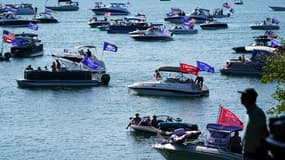 Des bateaux réunis lors d'une parade nautique pro-Trump