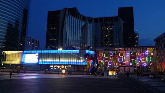 Les façades des bâtiments publics et des bureaux pourraient ne plus illuminer les villes la nuit.