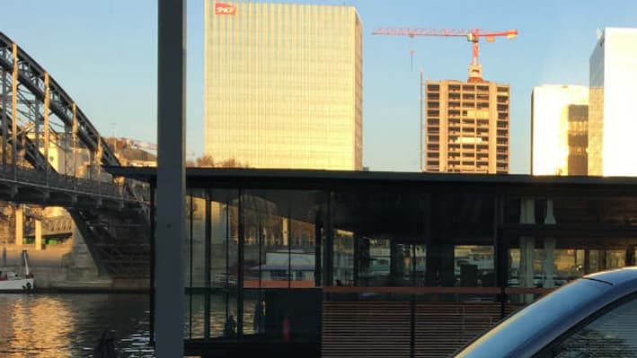 La Twingo GT vrombit un peu plus que d’ordinaire et le trois-cylindres se fait sentir à l’arrière, à chaque accélération. La citadine est plutôt bien insonorisée, même à vitesse élevée. La Twingo GT vrombit un peu plus que d’ordinaire et le trois-cylindres se fait sentir à l’arrière, à chaque accélération. La citadine est plutôt bien insonorisée, même à vitesse élevée.