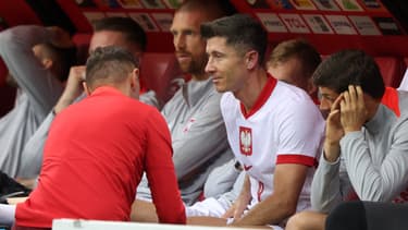 Robert Lewandowski soigné après sa sortie sur blessure lors du match amical entre la Pologne et la Turquie (2-1), le 10 juin 2024