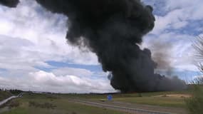 L'incendie a dégagé un immense nuage de fumée toxique.