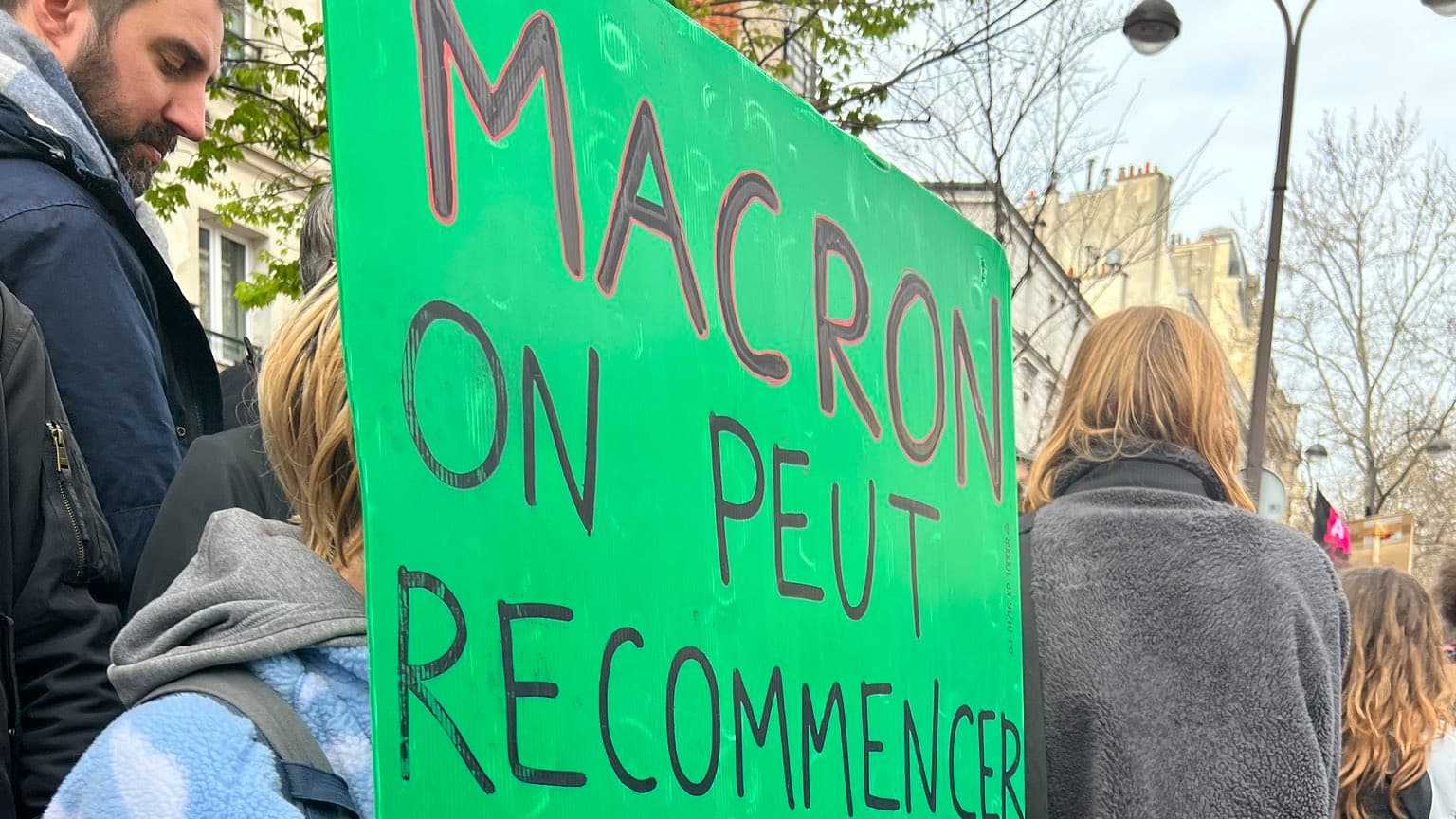 Une pancarte contre Emmanuel Macron lors d'une manifestation contre la réforme des retraites le 23 mars 2023
