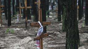 Le 16 septembre 2022, l'Ukraine a déclaré avoir recensé 450 tombes sur un seul site funéraire près d'Izioum après avoir repris la ville orientale aux Russes.