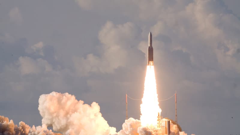 La fusée Ariane 5 transportant deux satellites de télécommunication construits par Eutelsat