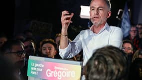 Emmanuel Grégoire, député socialiste et candidat à la mairie de Paris, prononce un discours lors d'une réunion de la gauche unie à La Bellevilloise, à Paris, le 14 janvier 2026.