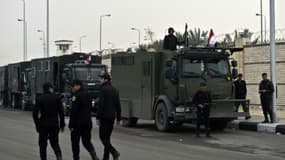 Des policiers egyptiens déployés au Caire le 16 février 2014