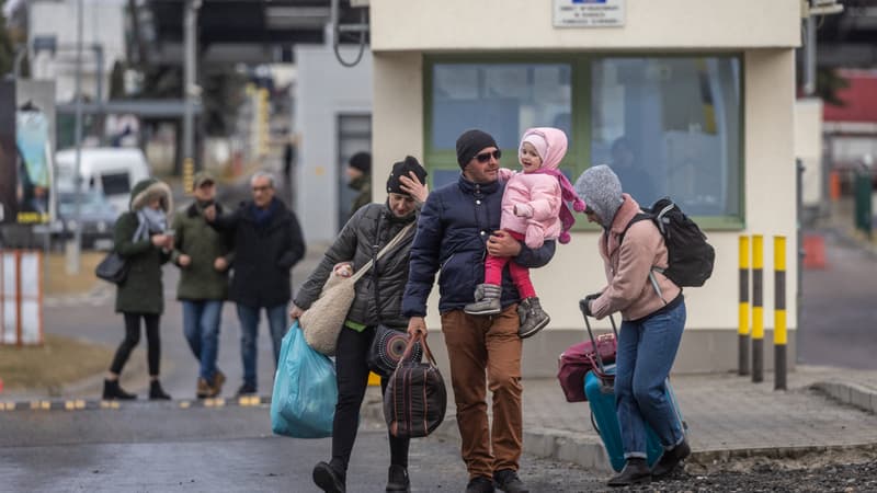 Des réfugiés ukrainiens venant de traverser la frontière polonaise le 27 février 2022. 