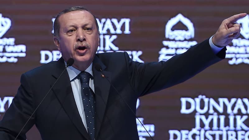 Lors d'un discours à Istanbul le 12 mars 2017, Recep Tayyip Erdogan menace les Pays-Bas de représailles après l'expulsion de ministres turcs.