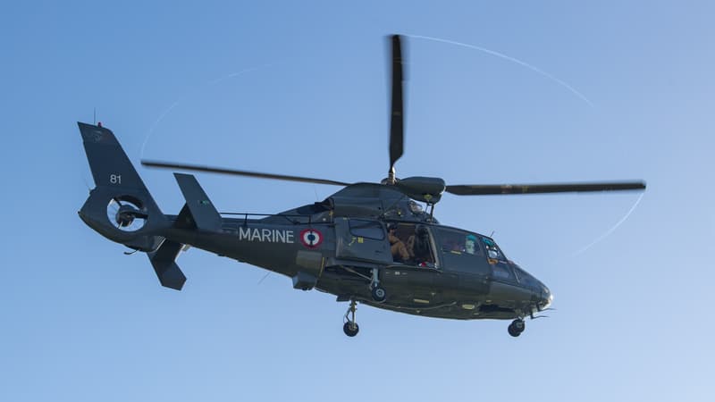 L'hélicoptère le Dauphin de la marine nationale intervient en mer pour venir aux secours des personnes en difficulté.
