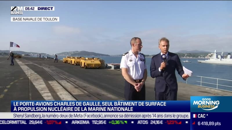 Le Porte-avions Charles De Gaulle, une ville flottante, à quai à Toulon pour maintenance: