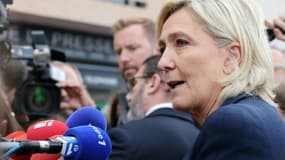 La cheffe de file des députés RN Marine Le Pen répond aux journalistes, lors de sa rentrée politique dans son fief à Hénin-Beaumont, le 8 septembre 2024 dans le Pas-de-Calais