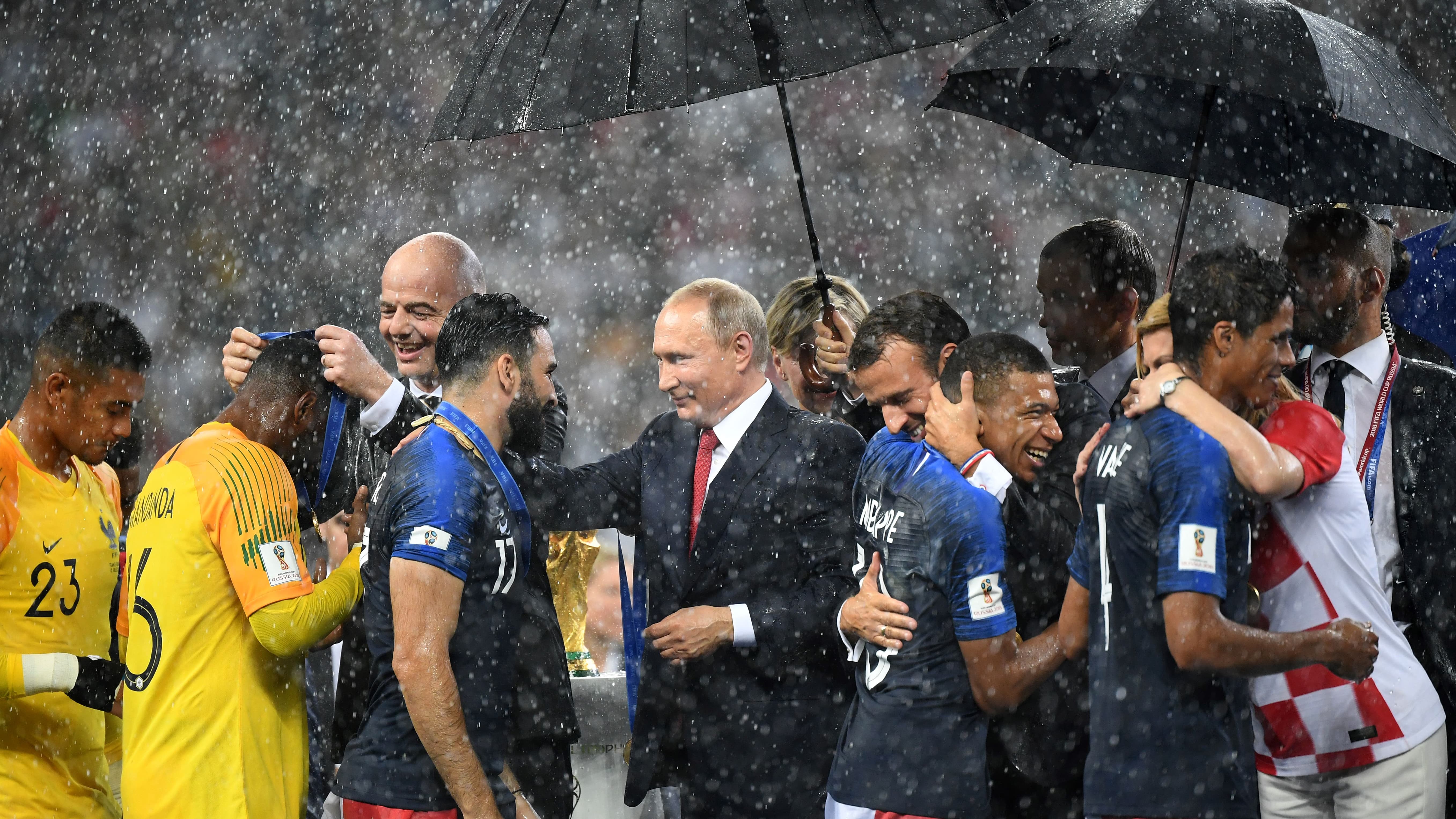 Vladimir Poutine, Emmanuel Macron et Kolinda Grabar-Kitarović félicitent les Bleus, le 15 juillet 2018 à Moscou. 