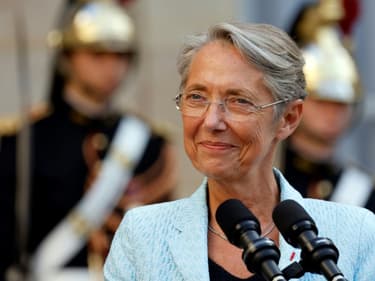 La Première ministre Elisabeth Borne dans la cour de l'hôtel Matignon à Paris, le 16 mai 2022