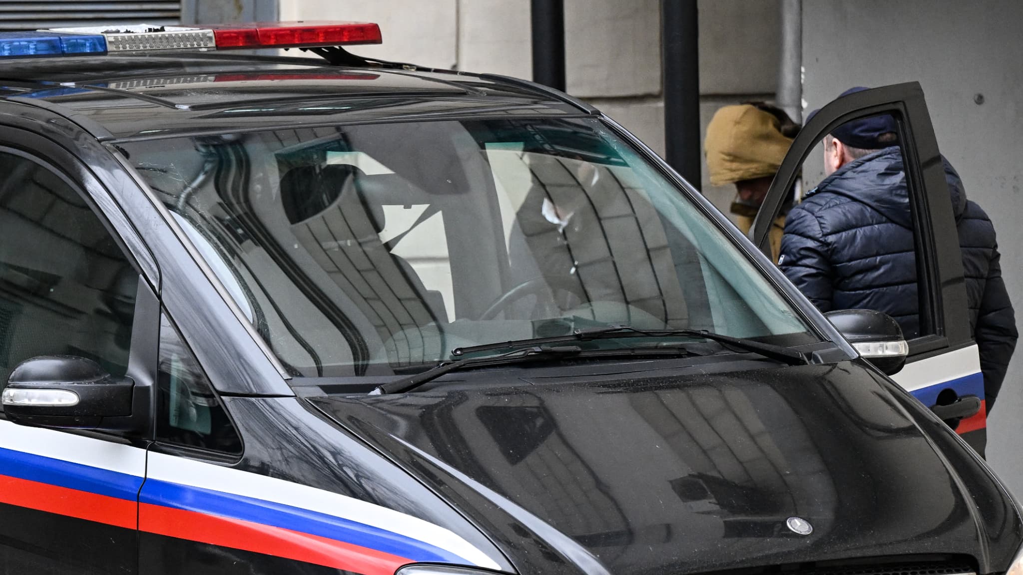 Evan Gershkovich (avec la capuche beige) escorté hors du tribunal Lefortovsky à Moscou le 30 mars 2023.