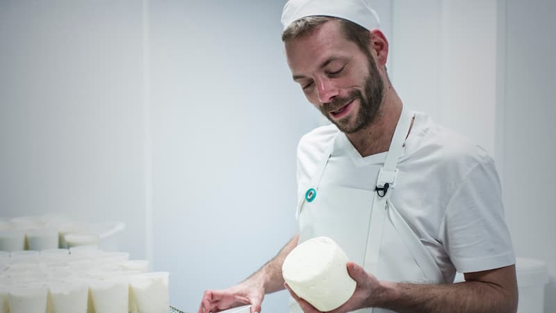 Pierre Coulon a créé sa fromagerie à Paris après un tour de France qui lui a permis de découvrir le savoir-faire régional.