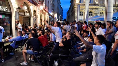 Des supporters à la terrasse d'un bar de Lyon, lors d'un match de foot, en 2020.